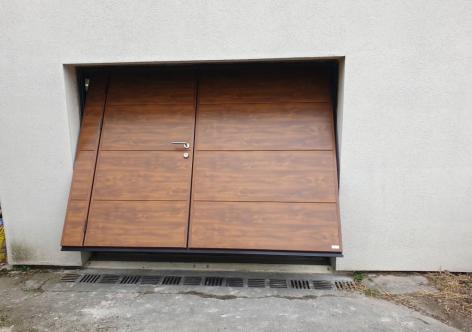 Porte garage basculante aspect bois avec portillon vigny 95