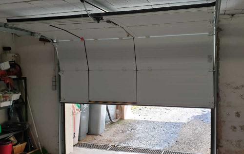 Porte garage sectionnelle portillon vue interieure lormaison