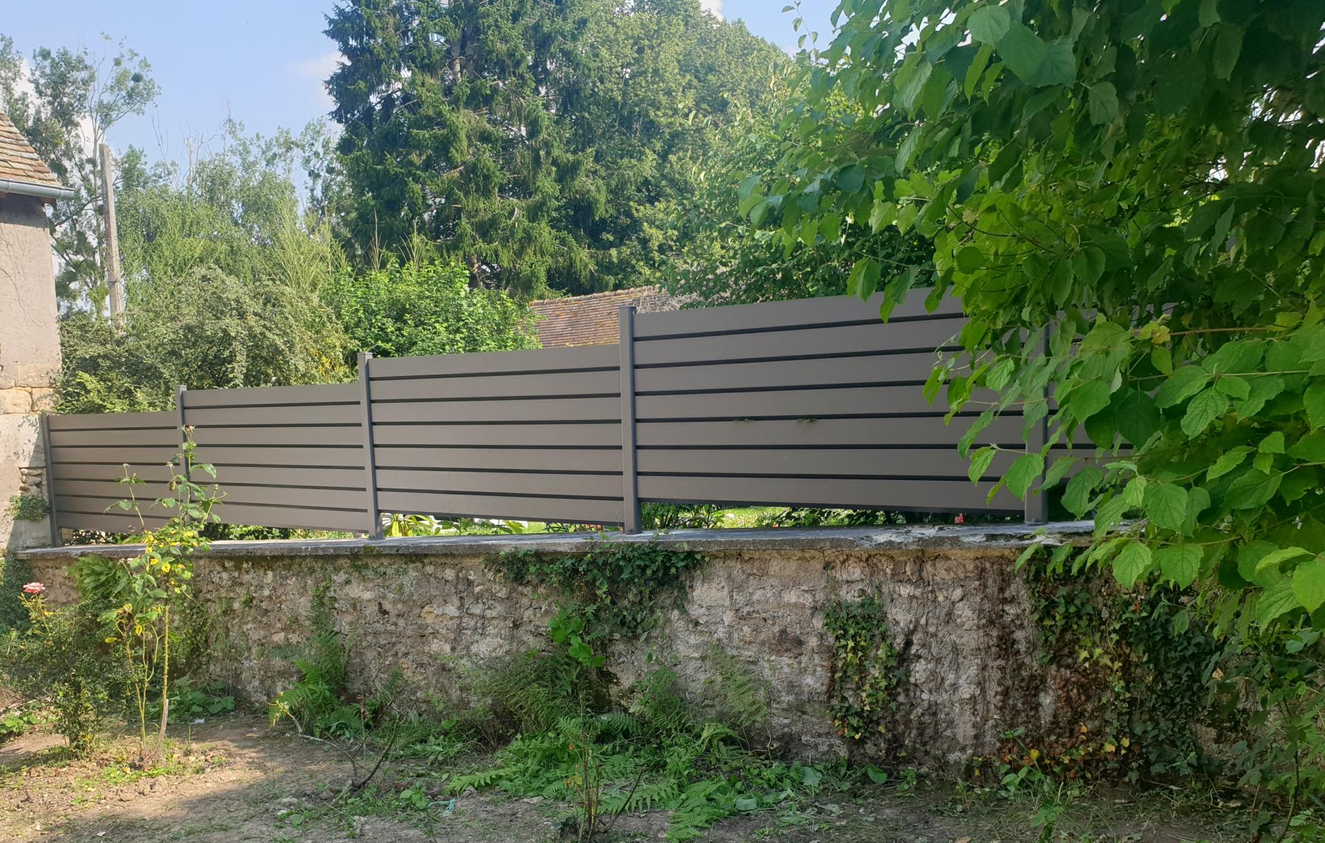 Clôture aluminium lames ajourées pose en redans- Dangu Oise - A2p  Tuquetise