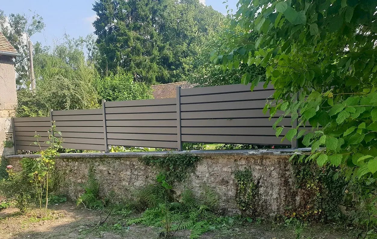 Pose d'une clôture alu en redans, RAL 2900 sablé à Chambors Oisees ajourees pose redans chambors 60