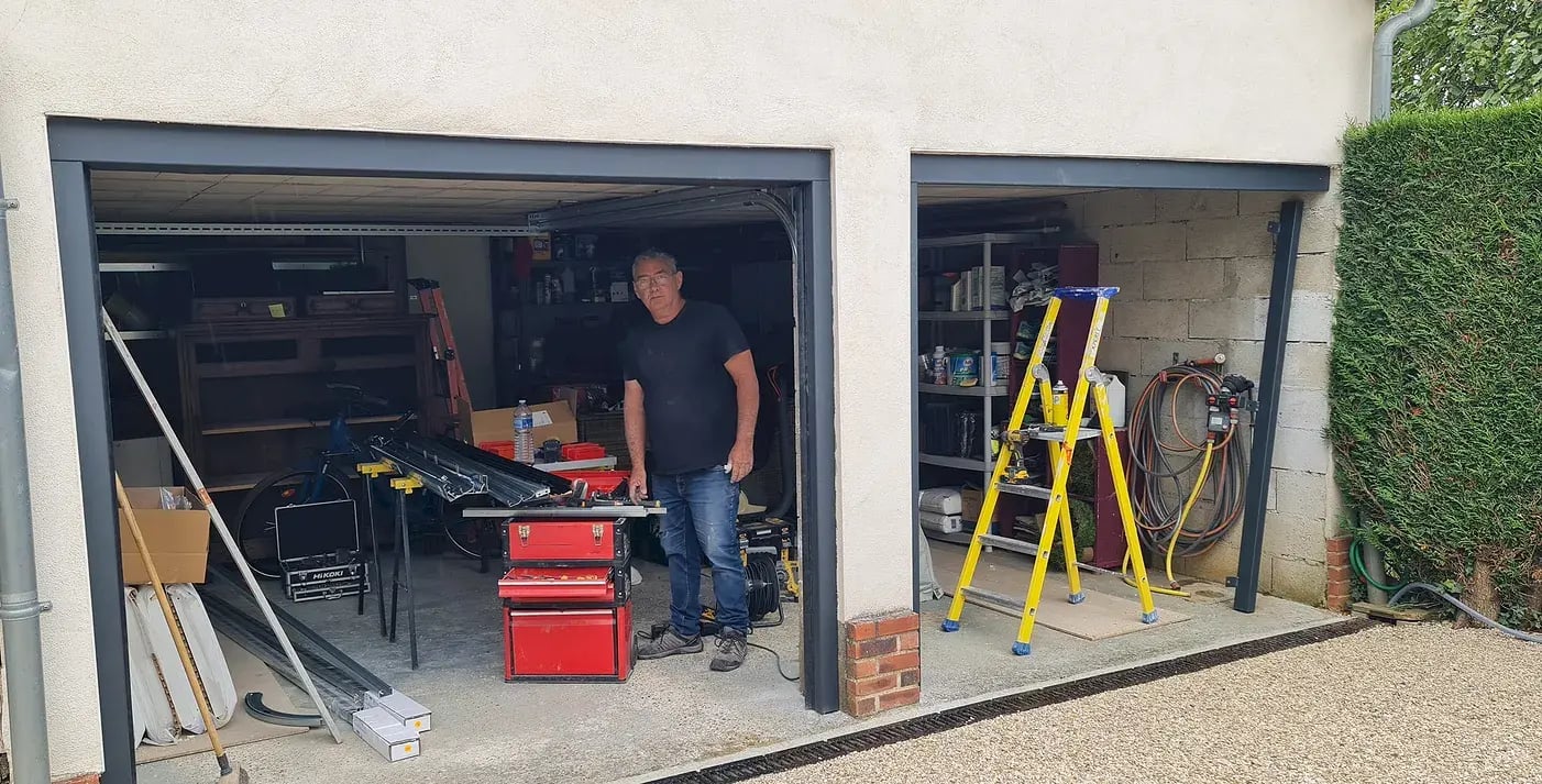 Installation de deux portes garage sectionnelles avec faux linteaux et faux écoinçons à St Germain la Poteriemain la poterie resultat