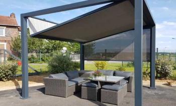 Pergola en aluminium avec stores enroubles motorises