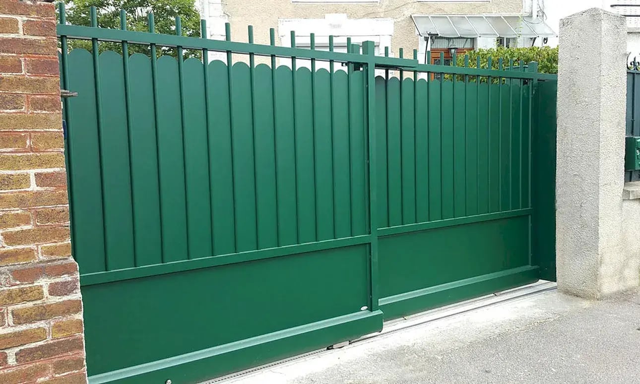 Pont aven portail télescopique traditionnel avec barreaux et festonnage vert à Sannois
