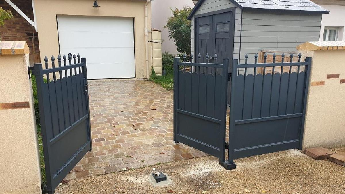 Portail articule 3 vantaux semi ouvert