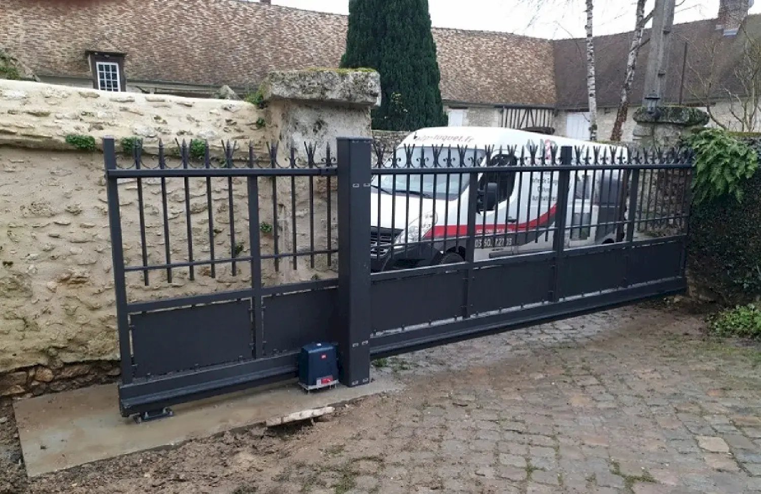 Pose d'un portail coulissant autoportant motorisé à Delincourt dans l'Oise par A2p Tuquet 