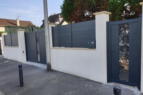 Portail coulissant motorise portillon decor laser a2p tuquet