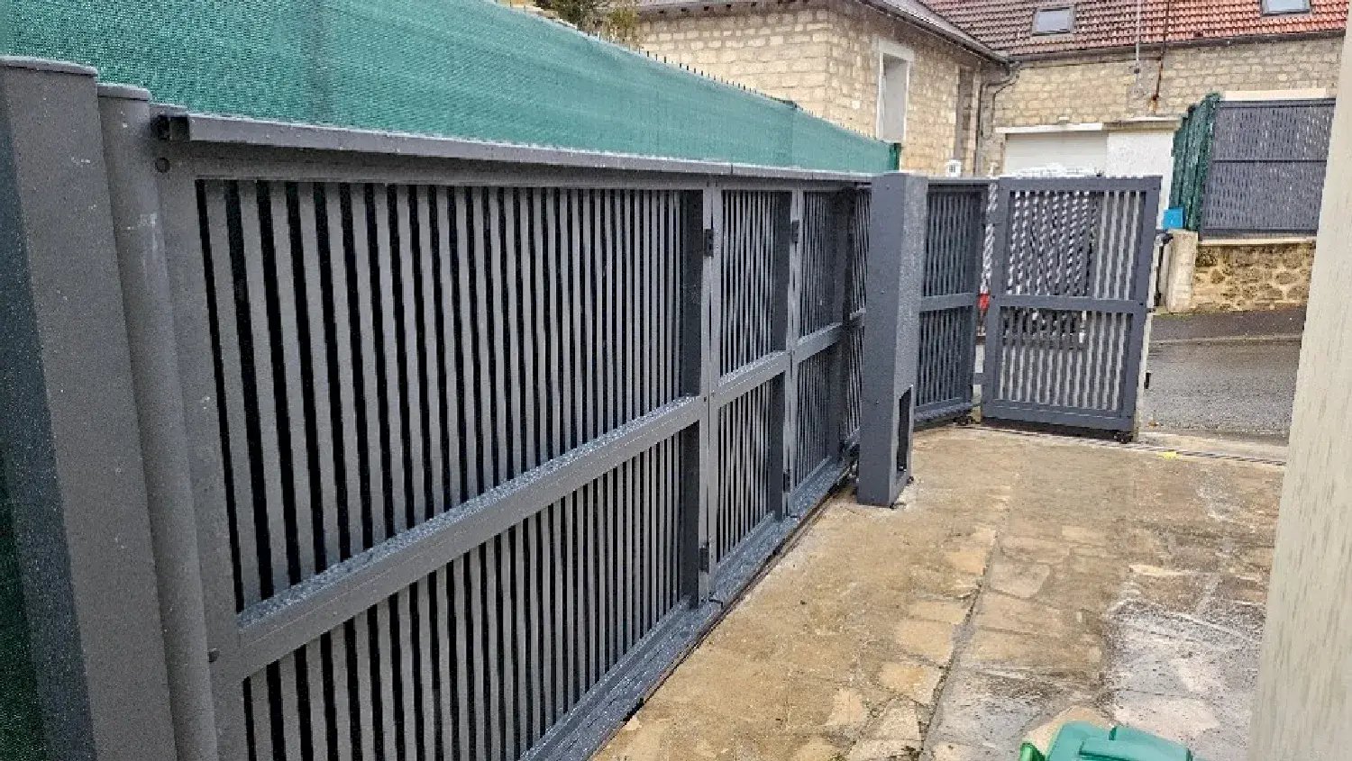 Portail coulissant sectionnel latéral avec motorisation bft - Presles Val d'Oise (95) -  A2P TUQUET