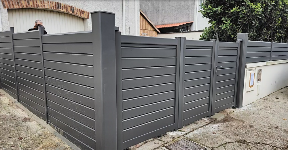 Portail repliable modèle Litenn et clôture à lames persiennes à Louvres 95