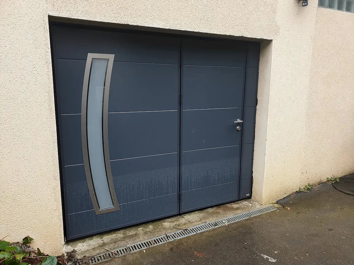 Porte de garage basculante MOOS avec portillon / A2P Tuquet