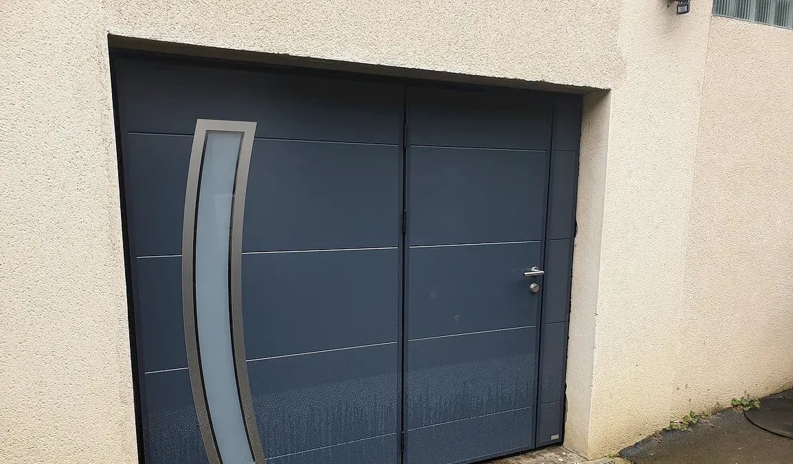 Porte basculante moos avec portillon et double motorisation chambors oise