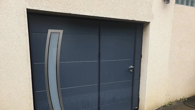 Porte basculante moos avec portillon et double motorisation chambors oise