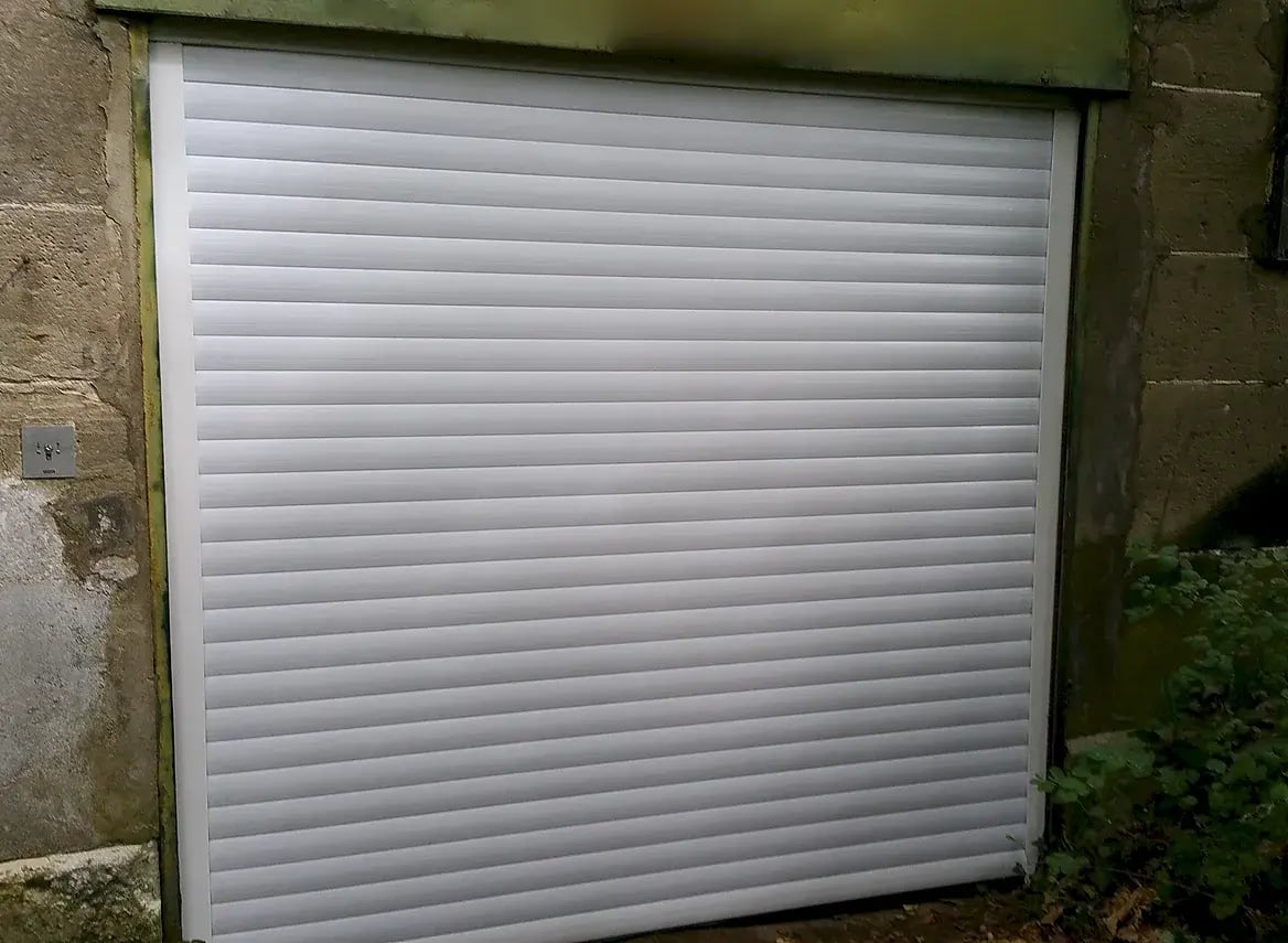 Porte de garage enroulable avec motorisation Somfy posée à Marines 95