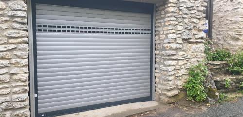 Porte garage enroulable motorisee partie vitree chambors oise